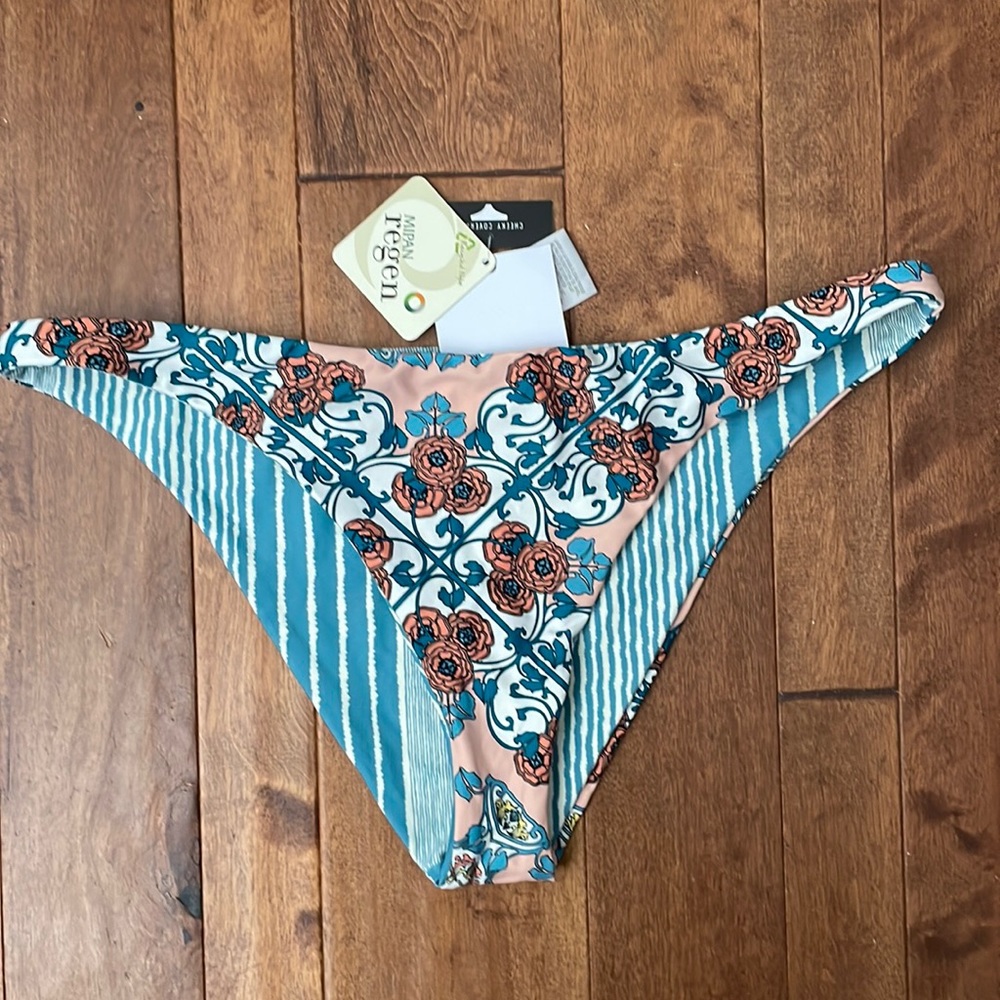 NWT ONEILL CHEEKY SWIM BOTTOMS